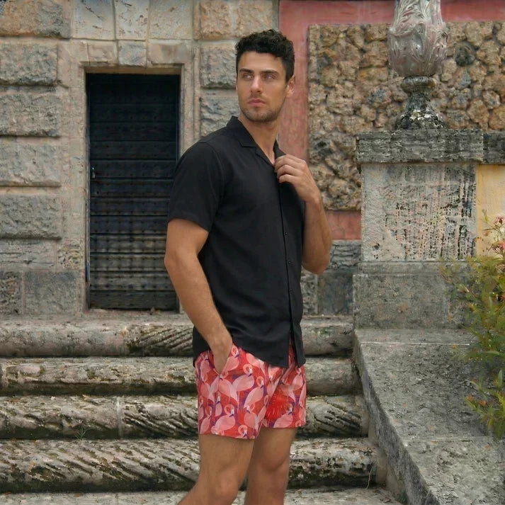 Camisa tipo resort de hombre con botones en ónix negro, corte moderno